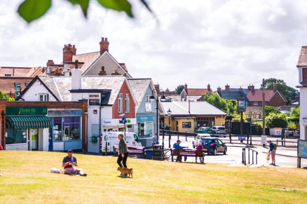 The Firs - Apartment Next To Beach & Forest - Pets Are Free Barton-on-Sea Exterior foto