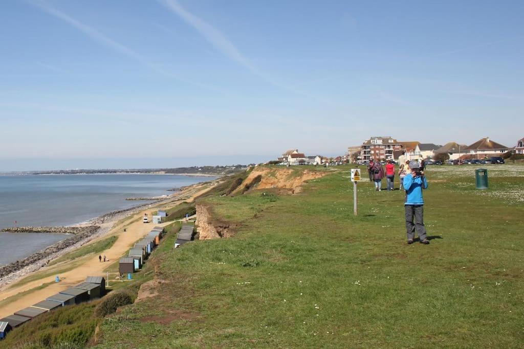 The Firs - Apartment Next To Beach & Forest - Pets Are Free Barton-on-Sea Exterior foto
