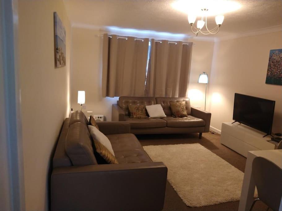 The Firs - Apartment Next To Beach & Forest - Pets Are Free Barton-on-Sea Exterior foto