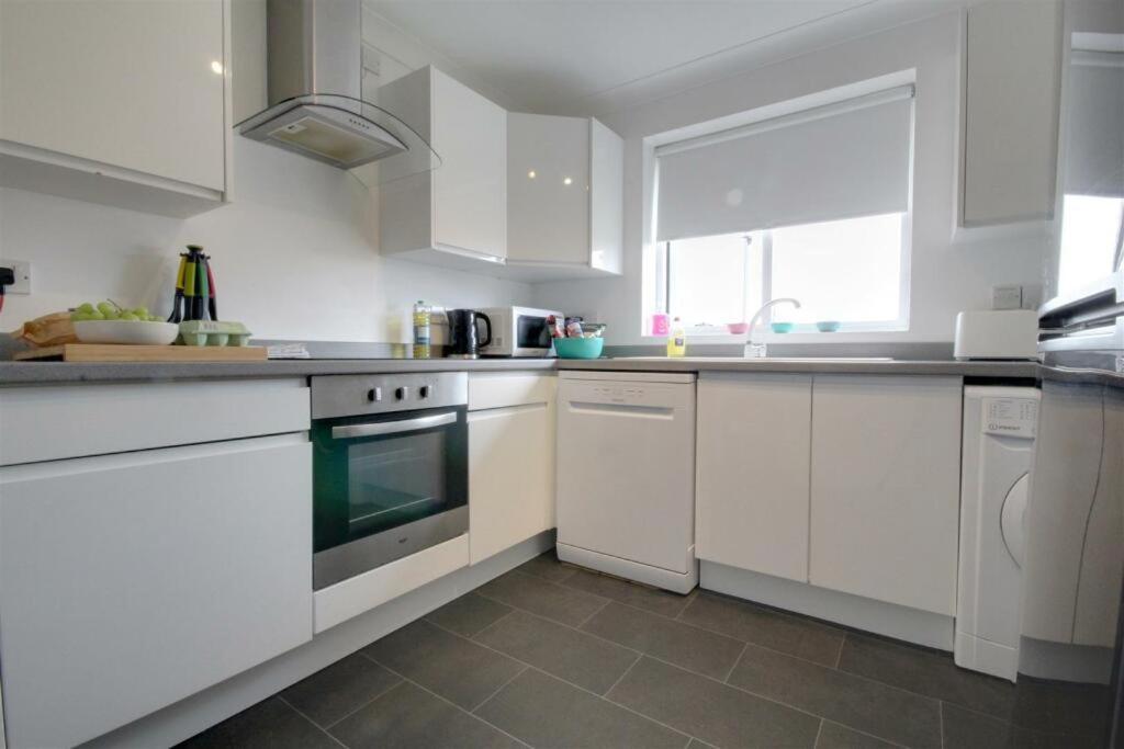 The Firs - Apartment Next To Beach & Forest - Pets Are Free Barton-on-Sea Exterior foto