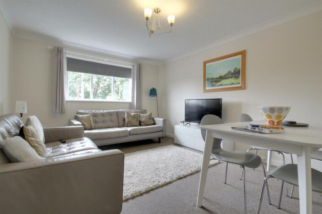 The Firs - Apartment Next To Beach & Forest - Pets Are Free Barton-on-Sea Exterior foto