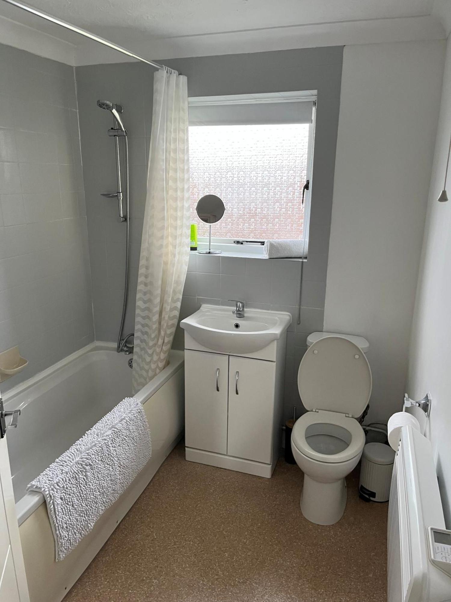 The Firs - Apartment Next To Beach & Forest - Pets Are Free Barton-on-Sea Exterior foto